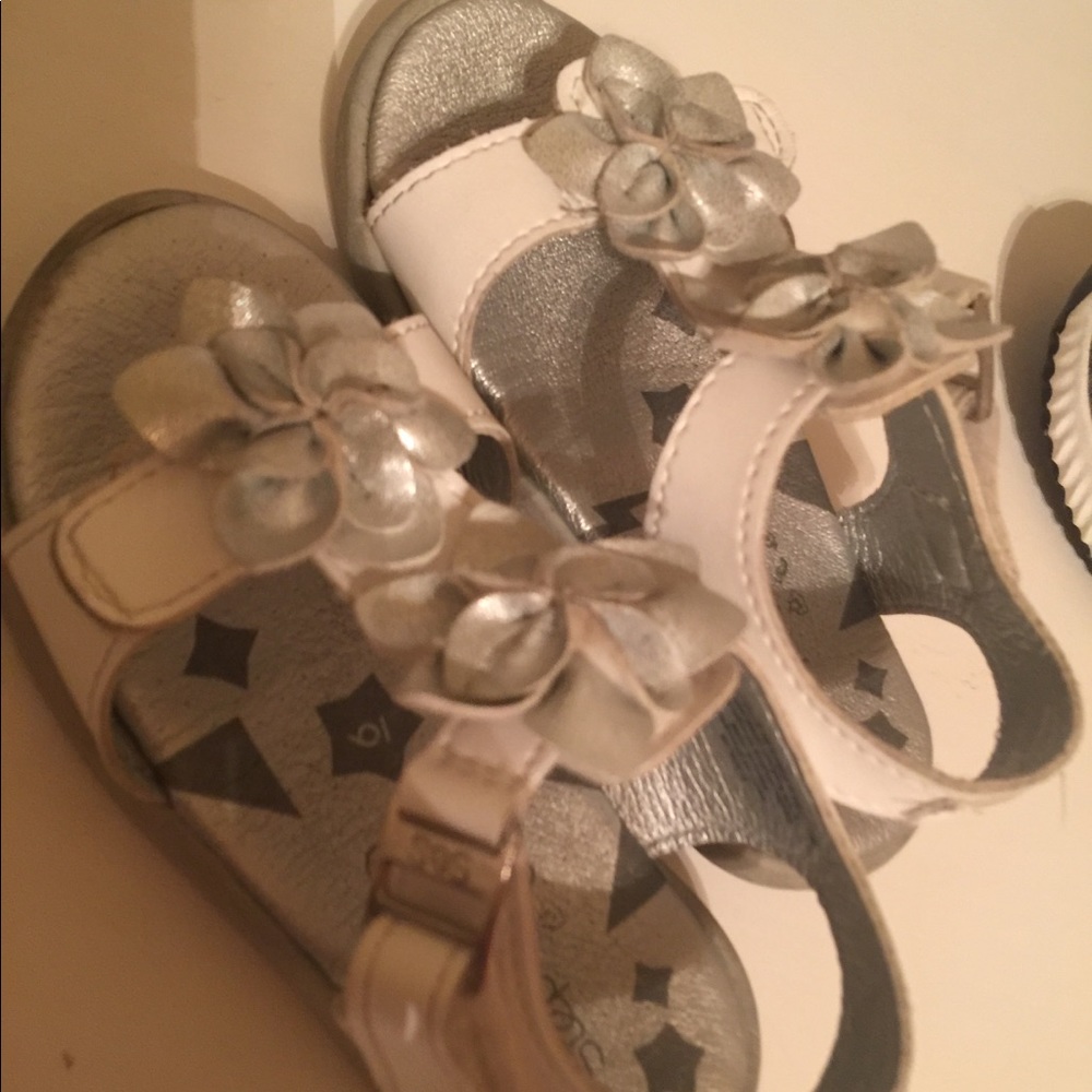 Step and stride sandals
